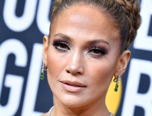 ¡Como un regalo! El comentado look de Jennifer Lopez en los Globos de Oro