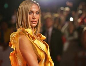 Jennifer Lopez luce lo último en faldas para la primavera que se asoma