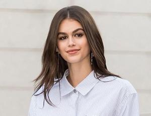 Kaia Gerber pone de moda el sombrero de época