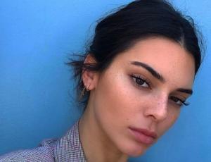 Captan a Kendall Jenner comiendo 4 completos y tomando cerveza