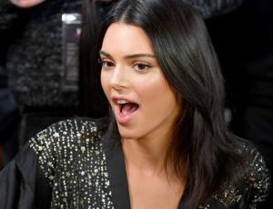 Kendall Jenner luce sensual pijama navideño