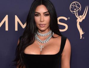 Kim Kardashian reveló que usa faja para ocultar la grasa de su busto