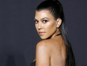 Kourtney Kardashian impacta con look blanco y sostén a la vista