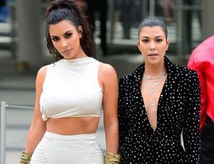 Como siameses llegaron Kim y Kourtney Kardashian a la gala amfAR Gala en Nueva York