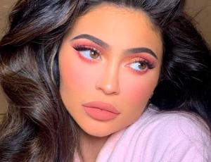 Hija de Kylie Jenner sorprende practicando snowboard a la perfección