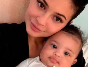 Kylie Jenner y su hija Stormi lanzarán colección de maquillaje para San Valentín