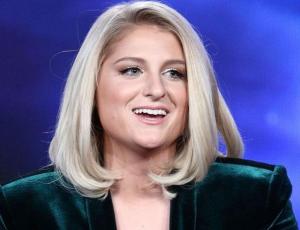 Meghan Trainor aparece con un look extraño ¡pero muy fashion!