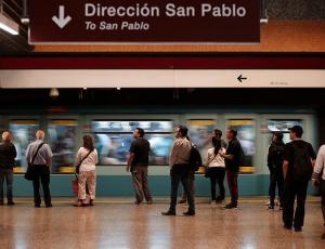 Mujer se enamoró en el Metro de Santiago y pide ayuda para encontrar a quien "se llevó mi corazón"