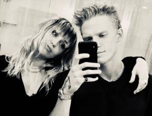 Miley Cyrus se tatuó junto a Cody Simpson
