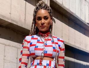 Camila Recabarren tatúa mandalas en su busto