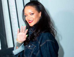 Rihanna se deja ver sin una gota de maquillaje en el aeropuerto