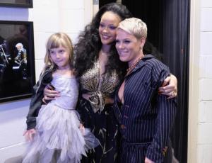 El emotivo encuentro entre Pink y Rihanna en los Grammy 2018