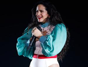 Rosalía le regaló su anillo a fan que intentó robarlo