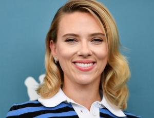 Scarlett Johansson lució unos pantalones que vas a necesitar en tu closet
