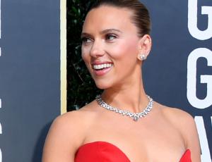 Scarlett Johansson luce pronunciado escote en la alfombra roja de los Globos de Oro