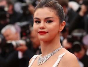 Selena Gomez luce bellísimo look, pero los comentarios se centran en su figura