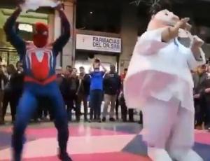 Dr. Simi y Spiderman se lucen con pie de cueca en pleno centro de Santiago