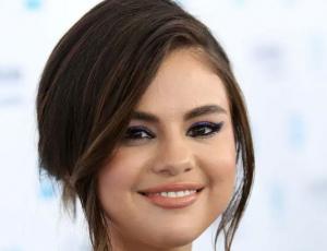 Selena Gomez luce a la moda en un traje inspirado en los años 70