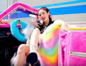 Las conclusiones fashionistas detrás del videoclip de Somi "Birthday"