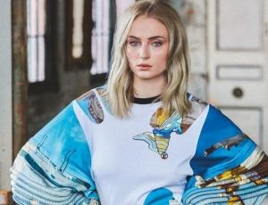 Sophie Turner derrocha elegancia y estilo en Londres
