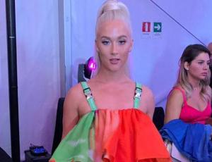 Vesta Lugg llegó con vestido full volantes y color a la Gala de Viña 2019