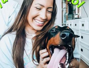 Famosa youtuber en el ojo del huracán por publicar video golpeando a su perrito