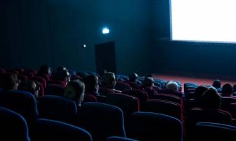 Trabajadora de un cine muestra las cosas más curiosas que se encuentra en la sala al termina una película