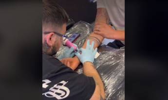 Hombre se tatuó código QR de su tarjeta de supermercado porque siempre la olvidaba