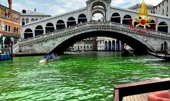 Gran Canal de Venecia teñido de verde