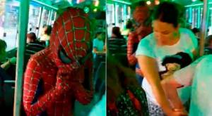 Era el "Tren de la alegría": Pelea terminó con "Spiderman" herido y niños ahogados en gas pimienta