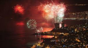 Vuelven los fuegos artificiales a la V Región: datos para disfrutar el año nuevo en el mar