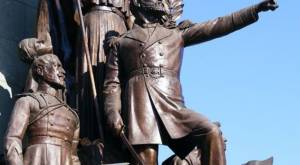 Ni los héroes se salvan: Roban espada de estatua de Arturo Prat frente al Mercado Central