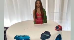 Shakira presumió sus "sencillas" tortas de cumpleaños: Incluyen un Casio y un Twingo
