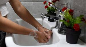 ¿Te lavas las manos? Estudio asegura que higiene está en sus niveles más bajos pre-Covid