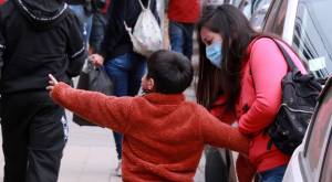 Mamá e hijo para el Subsidio Protege