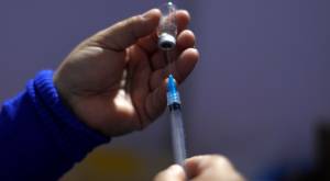Científicos afirman que es "improbable" que futuras cepas del Covid eludan vacunas