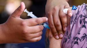 Vacunas de Pfizer y Moderna evita la hospitalización en el 94% de adultos mayores