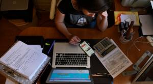 ¿Cómo se puede solicitar un informe de deudas en línea?