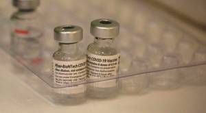 Estudio descarta que vacunas Pfizer y Moderna causen infertilidad masculina