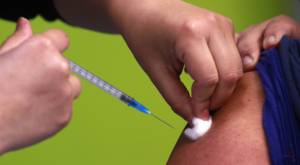Mayores de 55 años vacunados con Sinovac podrán recibir 3a dosis de Pfizer