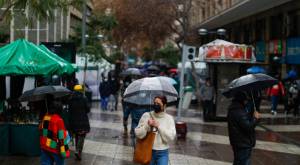 ¿En qué comunas y a qué hora podría llover hoy en Santiago?: Revisa el pronóstico del tiempo 
