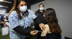 Gobierno estaría evaluando aplicar dosis de refuerzo anual para contener el Covid-19