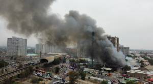 Gigantesco incendio en fábrica textil de San Joaquín