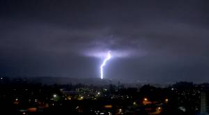 Anuncian posibles tormentas eléctricas en zona central del país