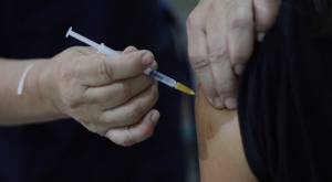 Comienza inoculación de cuarta dosis: ¿Quiénes reciben la vacuna esta semana?