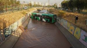 Bus del transporte público cayó al Zanjón de la Aguada