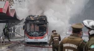 Overoles blancos quemaron bus en pleno centro de Santiago 