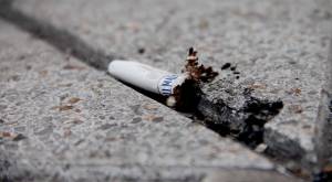 Chao colillas: multarán a quienes boten cigarro en playas y ríos