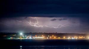 Desde este miércoles: pronostican tormentas eléctricas y vientos en cinco regiones del país