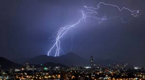Emiten alerta por posibles tormentas eléctricas en seis regiones del país
